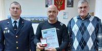 В Чувашии полицейские и общественники поблагодарили таксиста из Мордовии за помощь в задержании участника преступной схемы обмана - Газета Алатырские вести
